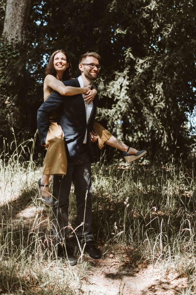 Dieses Bild zeigt mich und Sebastian am Weg zum Standesamt.