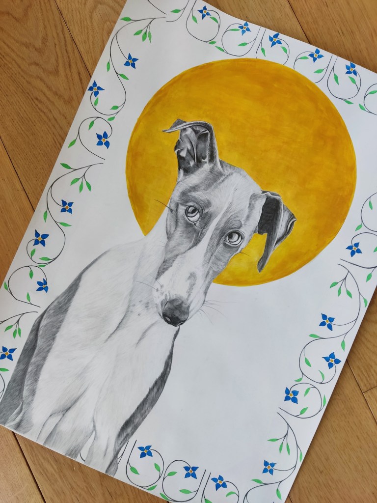 Fotografie der fertigen Zeichnung eines Windhundes mit Heiligenschein und Blumenmuster.