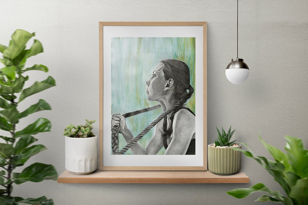 Selbstportrait in Graphit mit einem abstrakten Aquarellhintergrund, gerahmt auf einem Sideboard neben Pflanzen.